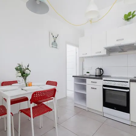 Cozy Aleja Kijowska In Cracow By Renters Kraków